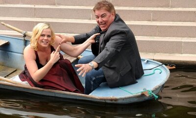 Nancy Naumann und Uwe Bier streiten im Ruderboot. 