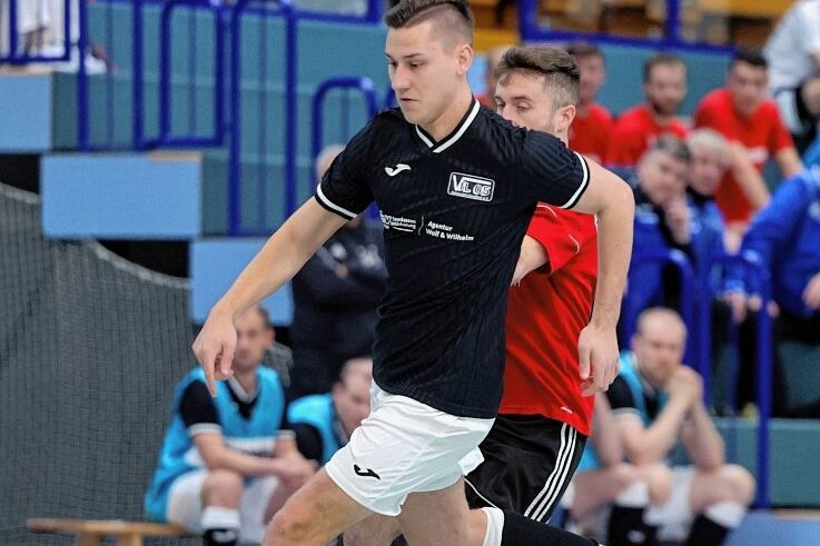 Zu wenig Leidenschaft im Spiel - Florian Stier vom VfL Hohenstein-Ernstthal (vorn) verfügt über viel Erfahrung im Futsal - zu einer Medaille reichte es am Wochenende aber trotzdem nicht. 