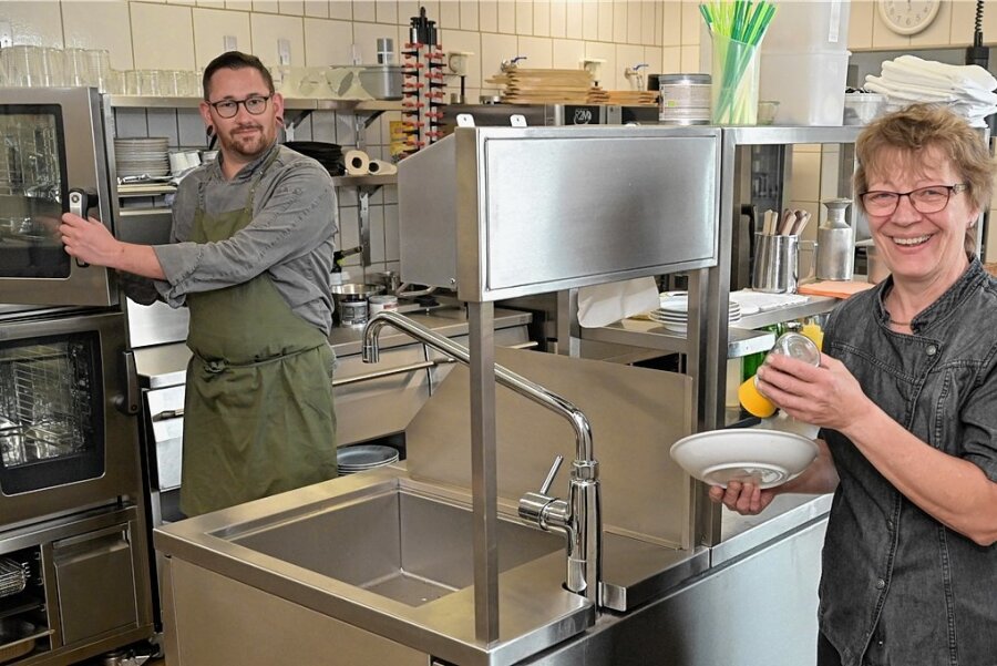 Cornelia Göpel (vorn) und Kevin Kunze sind die Köche vom "Forstmeister" in Schönheide. Dort wurde jetzt eine sogenannte Prozessküche eingebaut. "Das Arbeiten hier ist effektiver, wir haben nicht mehr so hohe Verluste an Ausgangsprodukten, und für uns ist die Arbeit einfach leichter", so Kevin Kunze. 