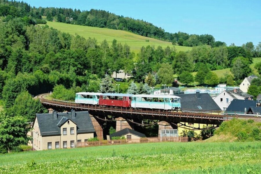 Erzgebirgische Aussichtsbahn in Aktion: Ein Triebwagenzug überquert auf dem Weg von Schwarzenberg nach Annaberg-Buchholz die Brücke unweit des Freibades in Markersbach. 
