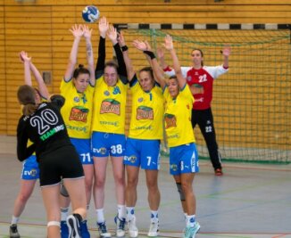 Zu Wiederbeginn doppelt gefordert - Die Marienberger Handballerinnen um Leonie Tinney, Emma Bielawny, Kristin Tippmann-Wendrock, Sylke Sowa und Julia Kluge (gelb, v.l.) sind zum Wiederbeginn der Sachsenliga gleich doppelt gefordert. 
