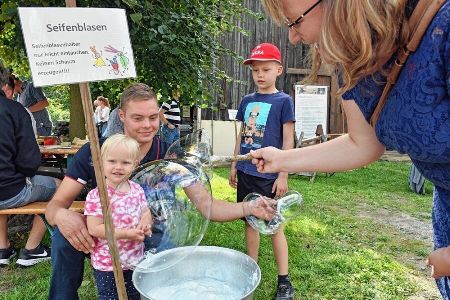 Zuckerkuchenbacken und Wäschestampfen: Dorfmuseum in Gahlenz dreht die Zeit zurück und versetzt Gäste ins Landleben von früher - 