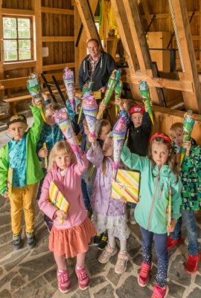 Zuckertüten aus der Tiefe - Wolfgang Fritzsche hat den Kindern im Pferdegöpel Lauta kleine Geschenke überreicht. 