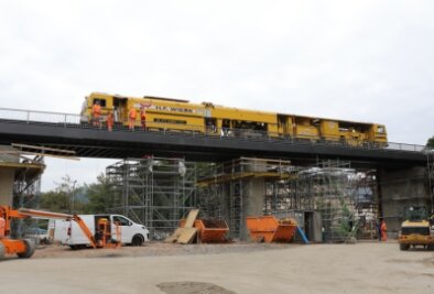 Züge der Erzgebirgsbahn rollen über das neue Viadukt - Die Gleisstopfmaschine vollzog bei ihrem Einsatz auf dem neuen Brückenviadukt zugleich die Testfahrt auf der Querung. 