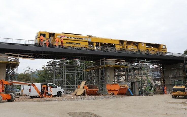 Züge der Erzgebirgsbahn rollen über das neue Viadukt - Die Gleisstopfmaschine vollzog bei ihrem Einsatz auf dem neuen Brückenviadukt zugleich die Testfahrt auf der Querung. 