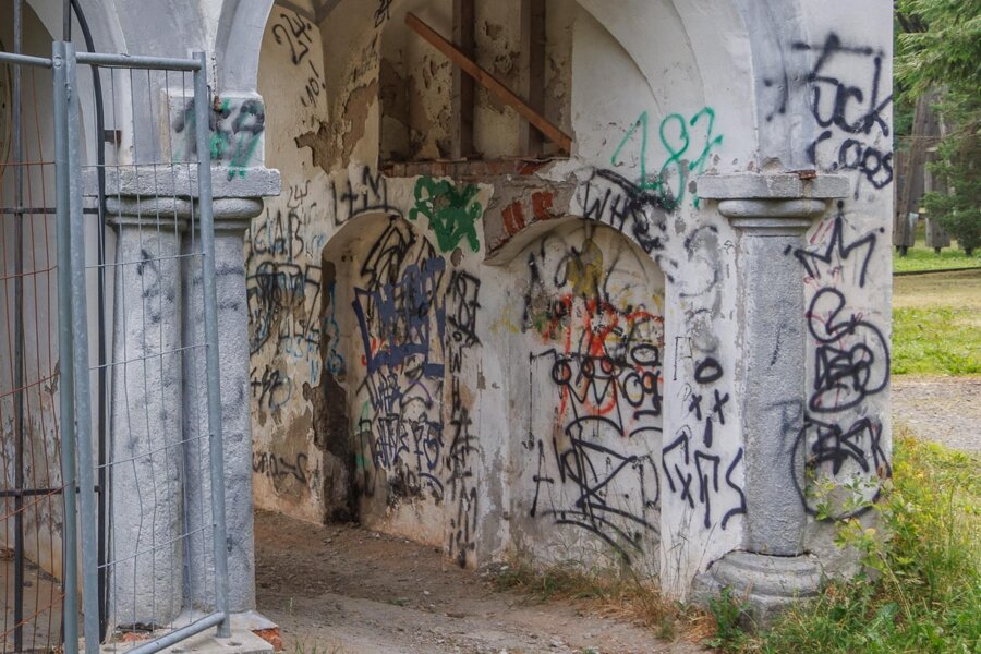 Zündeln, sprühen, zerstören: Vandalismus greift im Erzgebirge massiv um sich - Immer mehr Graffitis in unterschiedlichen Größen verschandeln das Stadtgebiet von Annaberg-Buchholz. Ein Brennpunkte ist der Alte Friedhof.