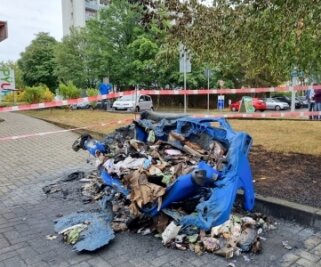 Zündler setzen erneut Mülltonnen in Brand - In Höhe Gablenz-Center brannte eine Papiertonne. Auch die Rasenfläche an der Tonne wurde in Mitleidenschaft gezogen. 