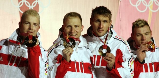 Zufällige Entdeckung: Vogtland hat einen Olympiasieger mehr - René Hoppe (2. von links) gewann bei Olympia 2006 Gold im Viererbob von André Lange (links) mit Kevin Kuske und Martin Putze (rechts). Dass er in Oelsnitz im Vogtland geboren ist, ist nahezu unbekannt. 