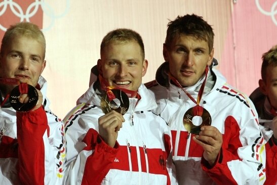 Zufällige Entdeckung: Vogtland hat einen Olympiasieger mehr - René Hoppe (2. von links) gewann bei Olympia 2006 Gold im Viererbob von André Lange (links) mit Kevin Kuske und Martin Putze (rechts). Dass er in Oelsnitz im Vogtland geboren ist, ist nahezu unbekannt. 