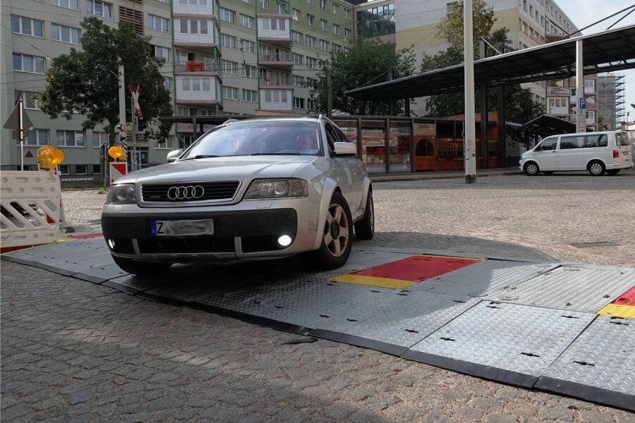Ein Audi überquert eine Zufahrtssperre an der Inneren Schneeberger Straße. Noch sind die roten Elemente heruntergeklappt. Einige Autofahrer sind die Meinung, dass das System trotzdem bereits eine Gefahr darstellt. 