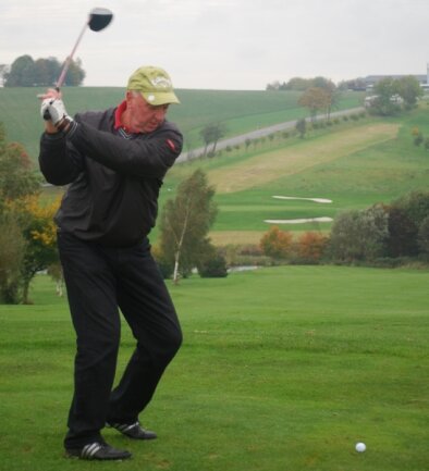 <p class="artikelinhalt">Dieter Brand widmet seine Freizeit dem Golf, weil "sportliche Herausforderung dort mit gemütlicher Atmosphäre vereint" wird. </p>