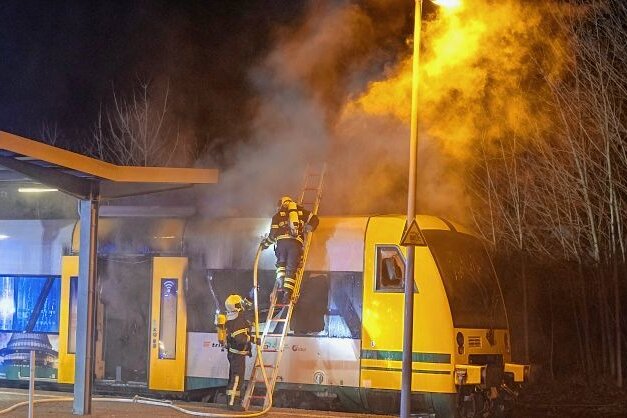Zug der Vogtlandbahn brennt aus - Feuerwehrleute aus Auerbach und Rebesgrün waren rund zweieinhalb Stunden mit dem Löschen des Triebwagens beschäftigt. Zunächst dämmten sie die Flammen mit Wasser ein, dann löschten sie mit Schaum.