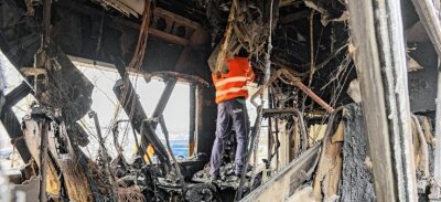 Zug der Vogtlandbahn geht am Bahnhof in Flammen auf - Experten begannen am Tag danach mit Untersuchungen im Inneren des ausgebrannten Regio-Shuttle.