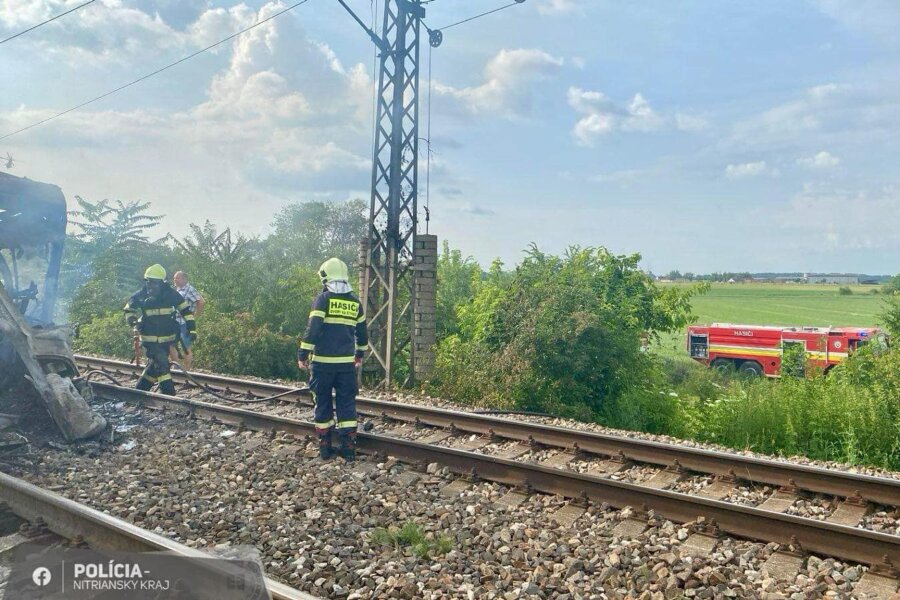 Zug gegen Bus: Fünf Tote bei Zusammenstoß in der Slowakei - Einsatzkräfte am Unglückort im slowakischen Nove Zamky.