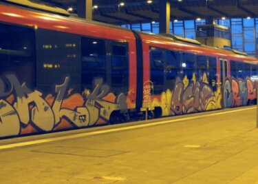Zug mit Graffiti besprüht - 