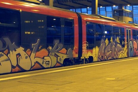 Zug mit Graffiti besprüht - 