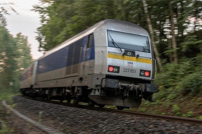 Zug nach Chemnitz mit Stahlkugel beschossen: Polizei sucht Zeugen - Im August kam es auf der Strecke zwischen Leipzig und Chemnitz zu dem Vorfall.
