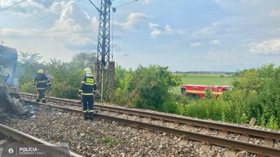 Zug stößt mit Bus zusammen: Sieben Tote in der Slowakei - Einsatzkräfte am Unglückort im slowakischen Nove Zamky.