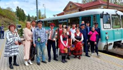 Zug um Zug über die Grenze hinweg - Teilnehmer der Premierenfahrt des OVEB nach Kraslice. 