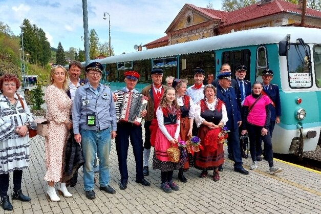 Zug um Zug über die Grenze hinweg - Teilnehmer der Premierenfahrt des OVEB nach Kraslice. 