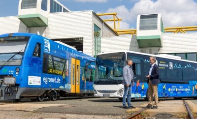 Zug und Bus werben jetzt für Egronet-Verbund - Egronet-Geschäftsführer Michael Barth (links) und Länderbahn-Geschäftsführer Wolfgang Pollety präsentierten die Fahrzeuge im neuen Layout auf dem Betriebshof der Vogtlandbahn. 