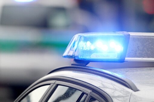 Zugbegleiter zwischen Dresden und Zwickau bedroht - Polizei sucht Zeugen - 
