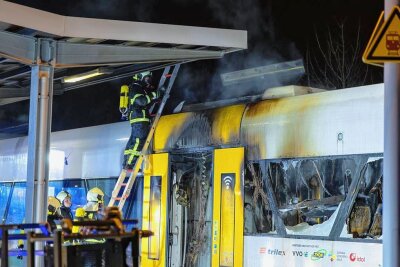 Zugbrand bei der Vogtlandbahn: Lange Suche nach Ursache - Der Feuerwehr gelang es zwar, den Wagen der Vogtlandbahn im Auerbacher Bahnhof zu löschen. Trotzdem ist der Zug nur noch Schrott.