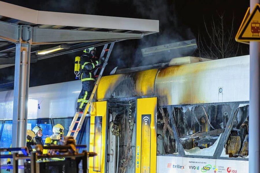 Zugbrand bei der Vogtlandbahn: Lange Suche nach Ursache - Der Feuerwehr gelang es zwar, den Wagen der Vogtlandbahn im Auerbacher Bahnhof zu löschen. Trotzdem ist der Zug nur noch Schrott.
