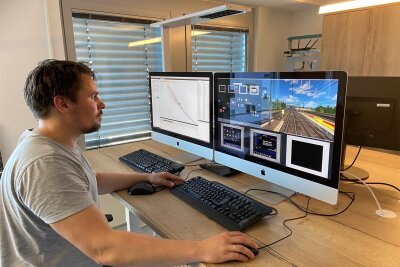 Zughersteller bezieht neue Büros in der Chemnitzer Innenstadt - Softwareingenieur Marius Januschkowetz zeigt ein Simulationsprogramm für den Zug East Anglia, der in der Londoner Region eingesetzt wird.