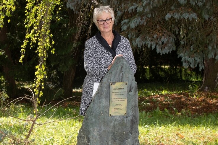 Regina Grimm am neu errichteten Gedenkstein, der am Sonntag im Arboretum eingeweiht wurde. Er erinnert an ihren Mann Ulrich Schweitzer und Claudia Wildner - zwei der Plauener, die das Zugunglück bei Schweinsburg-Culten am 30. Oktober vor 50 Jahren nicht überlebten. 