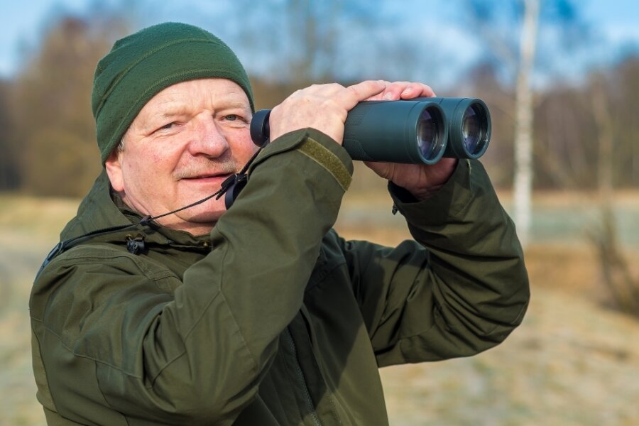 Ornithologe Udo Kolbe beobachtet im Naturschutzgebiet Reukersdorfer Heide Vögel. Seinen Aufzeichnungen zufolge kehren viele Zugvögel zeitiger aus ihren Winterquartieren zurück. 