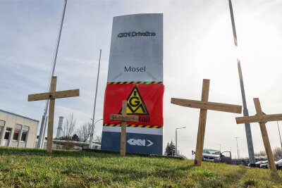 Zukunft des Zwickauer Autozulieferers GKN: Notlösung gefällt keinem - Holzkreuze als Zeichen des Protests gegen die Schließung des GKN-Werks in Zwickau-Mosel.