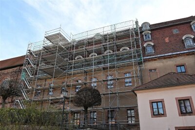 Zukunft ungewiss: Sanierung auf Dauerbaustelle Schloss Wechselburg geht weiter - Am Wechselburger Schloss gehen die Arbeiten am Dach weiter, ein Gerüst wurde bereits aufgebaut.