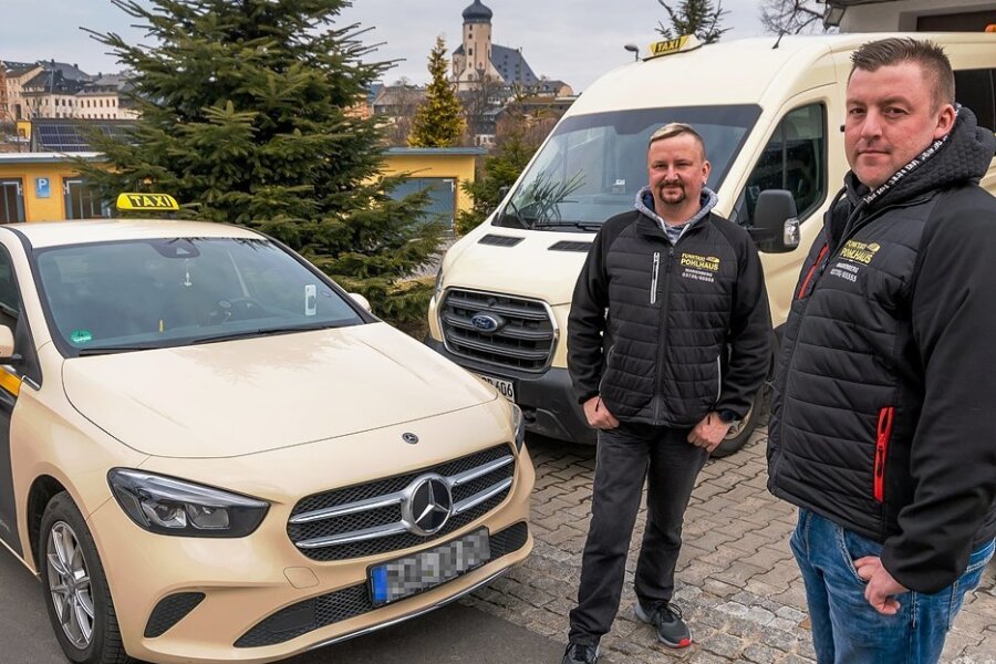 Die Marienberger Taxi-Unternehmer Maik (rechts) und Michél Pohlhaus haben einen ausschließlich dieselbetriebenen Fuhrpark. Der schlägt angesichts der Preisentwicklung gewaltig ins Kontor. 