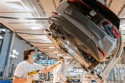 Zukunftsfonds für die Automobilindustrie ist startklar - In der Gläsernen Manufaktur in Dresden wird einem ID.3 der Unterboden montiert. 