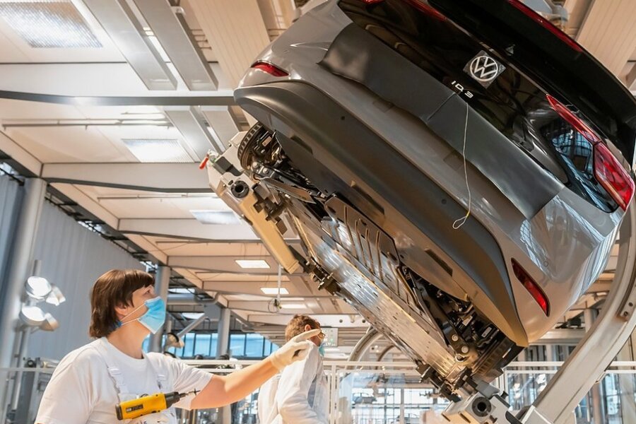 Zukunftsfonds für die Automobilindustrie ist startklar - In der Gläsernen Manufaktur in Dresden wird einem ID.3 der Unterboden montiert. 