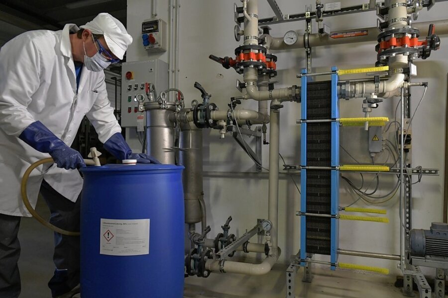 Im Unternehmen Lux-Chemtech in Freiberg: Mitarbeiter Thomas Richter steht vor einer Filtrationseinheit und füllt gereinigte Lithiumbromidlösung für die Wiederverwendung ab. 