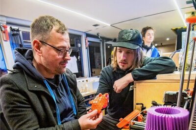 Zukunftstechnik aus Dresden macht Halt in Lößnitz - Besucher Michael Einsiedel (l.) aus Lößnitz, lässt sich am Dienstag von Workshopleiter Haakon Hilse (r.) den 3D-Drucker erklären. 