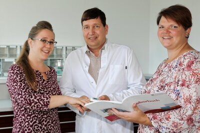 Zulauf enorm: Stollbergs neuer Hausarzt - Zum Praxisteam des Allgemeinmediziners Martin Grzelkowski in Stollberg gehören Anne Helbig (links) und Anett Riegler.  Logopädin