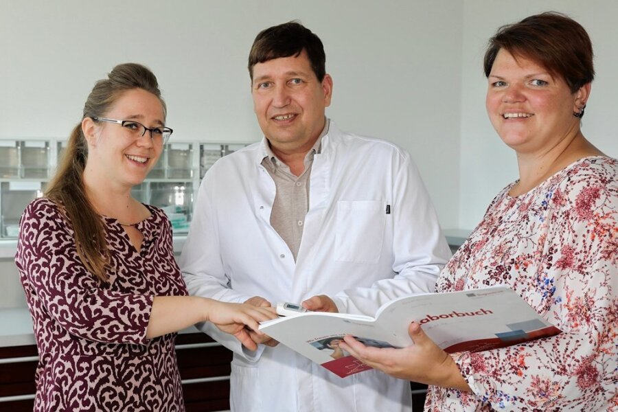 Zum Praxisteam des Allgemeinmediziners Martin Grzelkowski in Stollberg gehören Anne Helbig (links) und Anett Riegler.  Logopädin