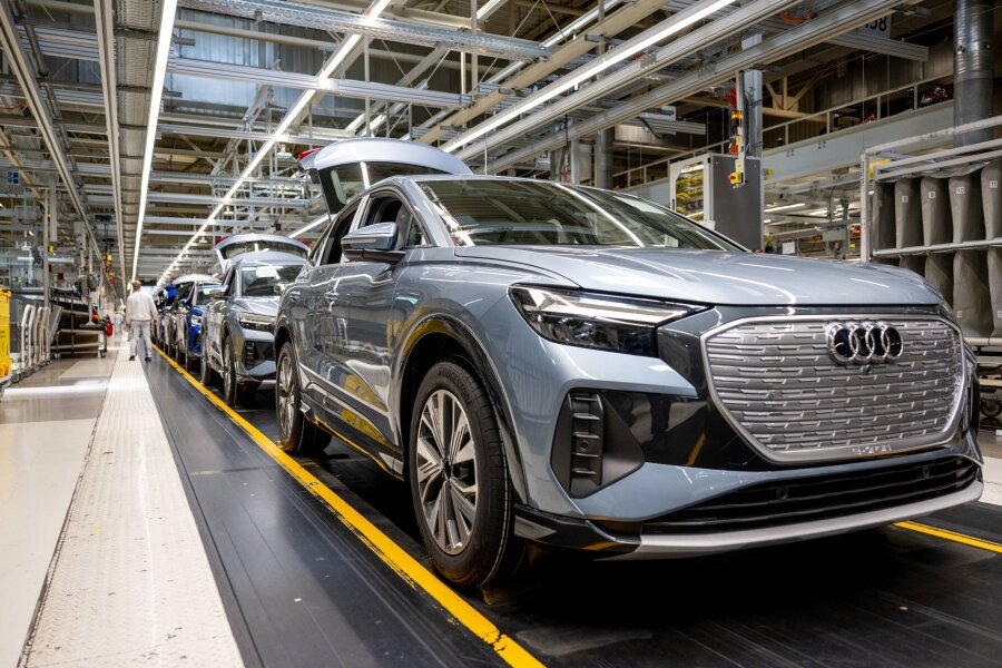 Zulieferer von Zwickauer VW-Werk in Sorge: Produktionsplanung derzeit kaum möglich - Endkontrolle von Audi E-tron-Fahrzeugen im VW-Werk in Zwickau. 