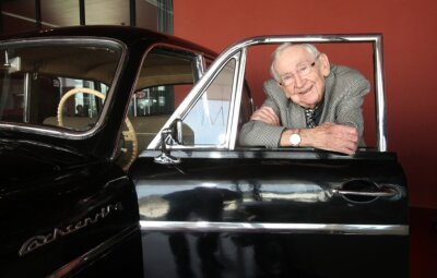 Zum 100. des Trabant-Vaters: Besondere Aktion am Grab - Werner Lang (1922-2013) war immer für Spaß zu haben. Hier schaut er durch die Seitentür des P 240 Sachsenring. 