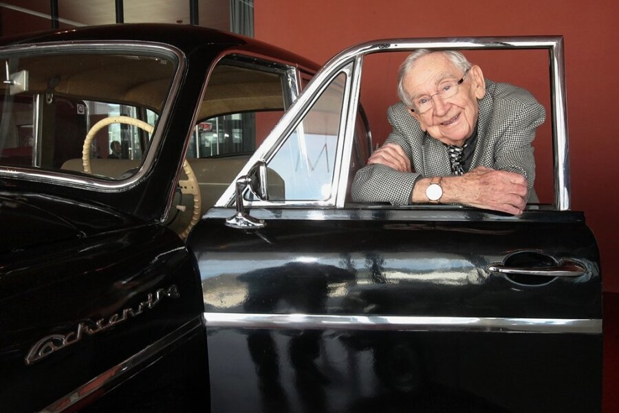 Zum 100. Geburtstag des Trabant-Vaters: Besondere Aktion am Grab - Werner Lang (1922-2013) war immer für Spaß zu haben. Hier schaut er durch die Seitentür des P 240 Sachsenring. 