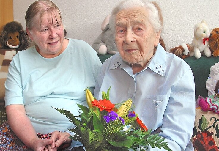 Zum 102-Jährigen gibt's Hähnchen und Klöße - Gehörte zum 102. Geburtstag am Mittwoch zu den ersten Gratulanten Agnes Stoevesands: Tochter Monika Postler. 