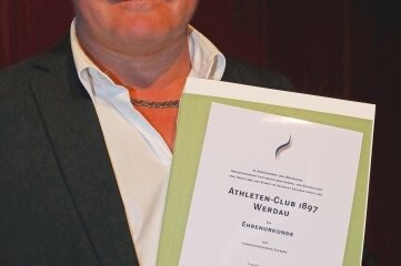 Zum 125.: Viele Geschenke und Emotionen - AC-Chef Mario Uhlig zeigt die Ehrenurkunde des Landessportbundes.