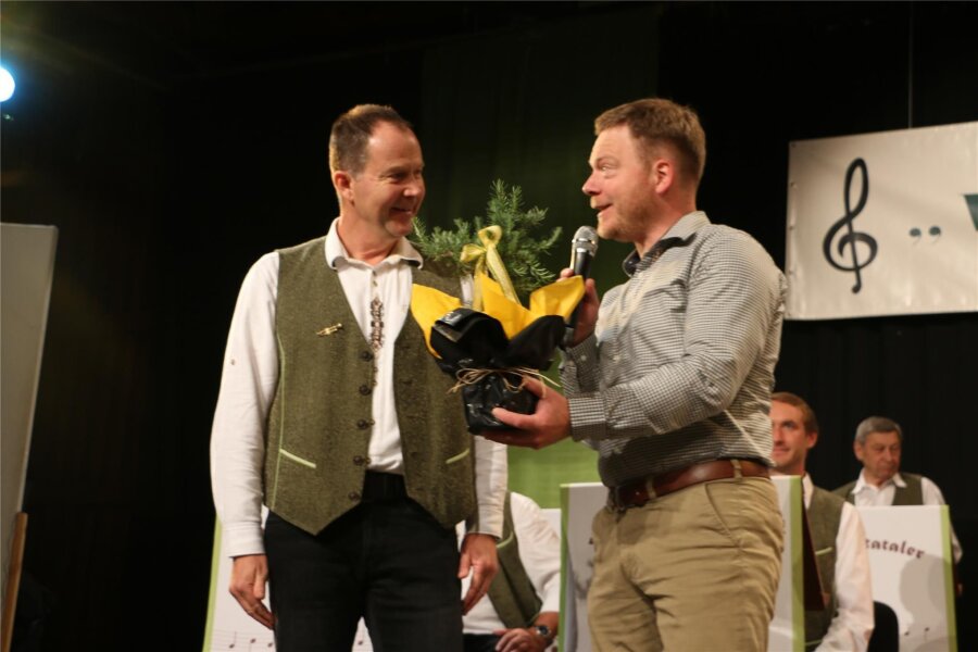 Zum 40. Geburtstag: Ein Bäumchen für die Wisentataler - Michael Pohl, Bürgermeister von Pausa-Mühltroff, übergibt Steffen Luderer (links) ein Bäumchen.