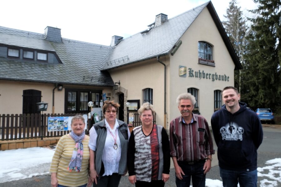 Das aktuelle Team der Kuhbergbaude: (von links) die Kellnerinnen Dagmar Schneegaß und Ina Preiwuß sowie die Wirtsfamilie mit Evelyn, Christian und Christoph Müller. 