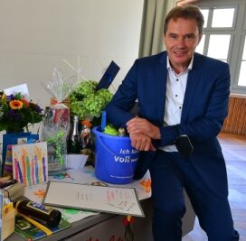 Zum 60. Geburtstag die eigene Sektmarke - Ralf Schreiber mit den Geschenken zum 60. Geburtstag.