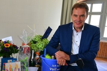 Zum 60. Geburtstag die eigene Sektmarke - Ralf Schreiber mit den Geschenken zum 60. Geburtstag.
