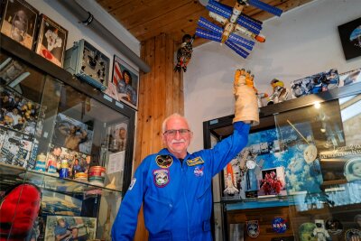 Zum 70. Geburtstag: Raumfahrtexperte aus Mittweida plant klangvolles Erbe - Den Handschuh war im Gegensatz zu Römisch im All. Der Kosmonaut Anatoli Solowjow benutze ihn, um die Raumstation „Mir“ zu reparieren.